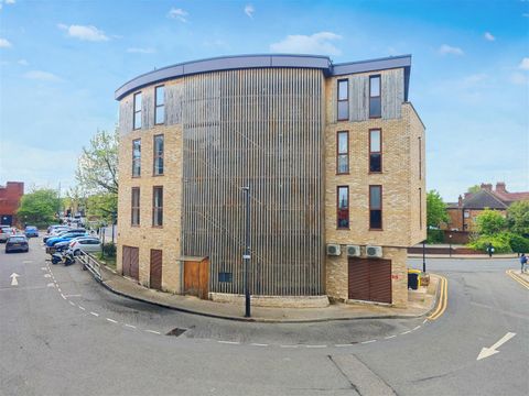 Diamond Court, Greenhill Way, Harrow HA1, Studio to rent