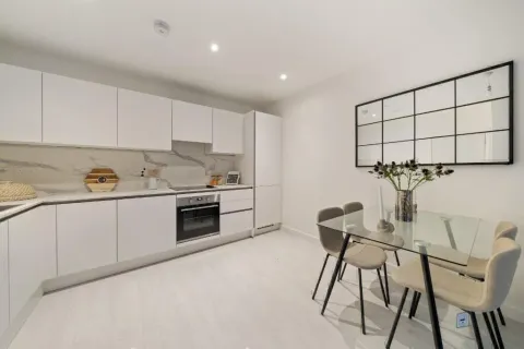 Apartment in London Borough of Hillingdon, Hayes - View 2