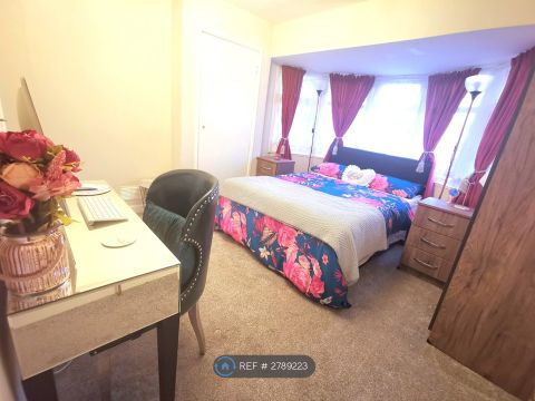 Apartment in Wolverhampton, Heath Town, West Midlands - View 2
