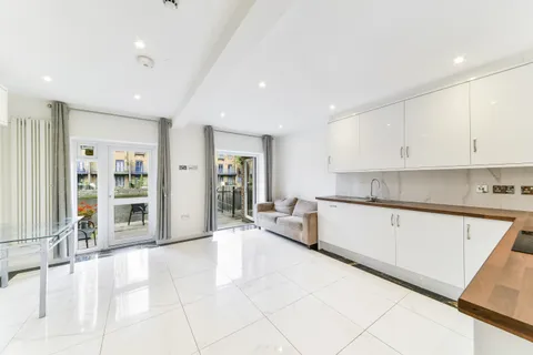 House in London, London Borough of Tower Hamlets - View 5