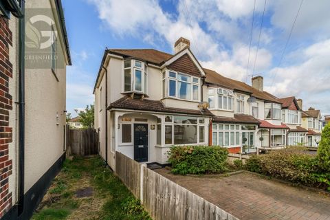 Ardrossan Gardens, Worcester Park, Surrey KT4