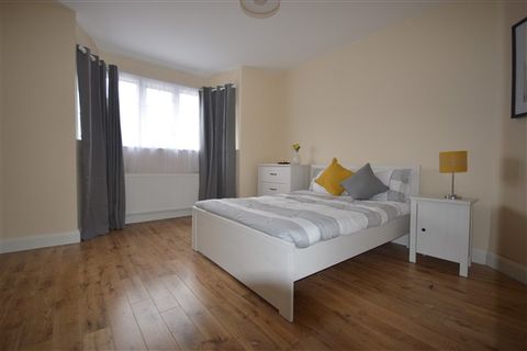 House in London, London Borough of Ealing - View 2