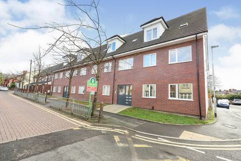 Apartment in Wolverhampton, Low Hill - View 2