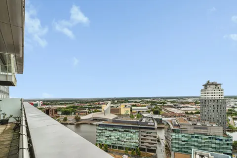 Apartment in Salford, Greater Manchester - View 5