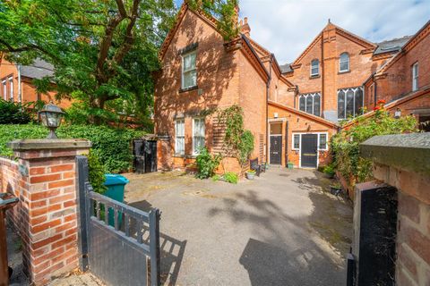 Apartment in Nottingham, The Park, Nottinghamshire - View 2