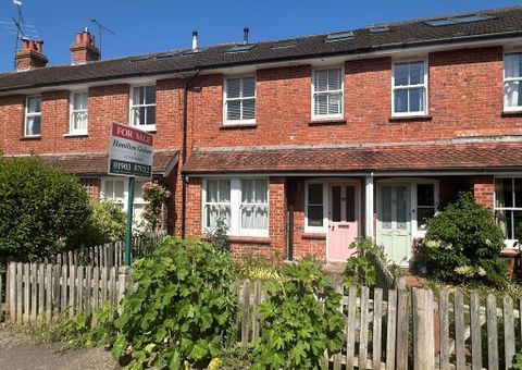 Mill Road, Steyning, West Sussex BN44, bed terraced house for