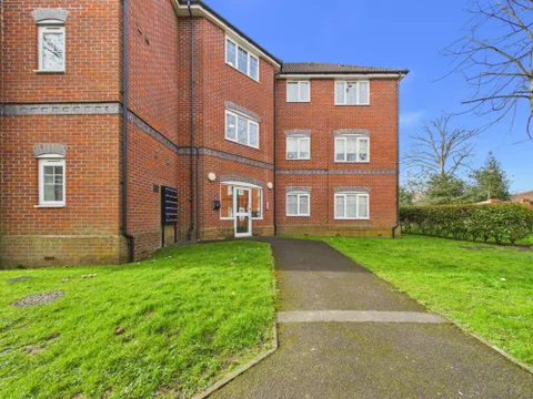 Apartment in Reading, Southcote - View 5