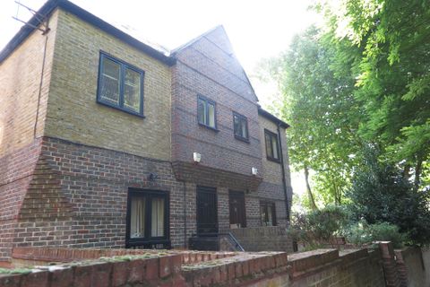 Cunard Walk, Surrey Quays SE16