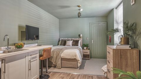 Room 2, Wolfa Street DE22, Studio to rent