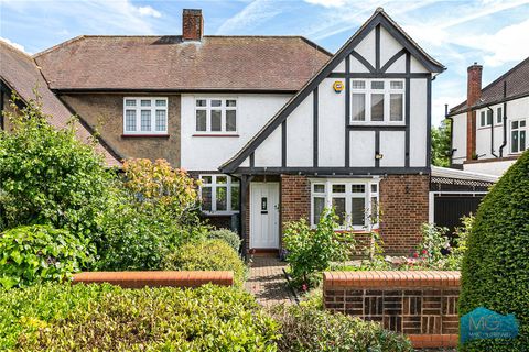 Parkway, London N14