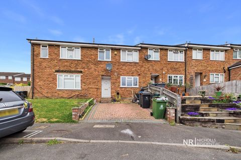 Drake Road, Chessington, Surrey. KT9
