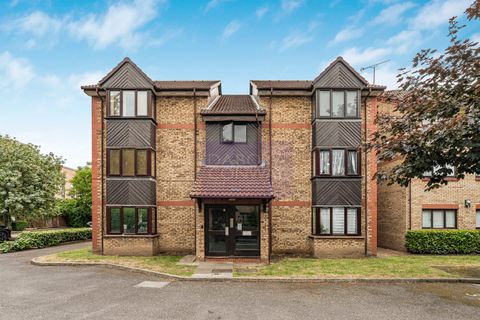 Waterside Close, Barking IG11, Studio to rent