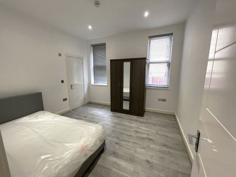 Apartment in Northampton, Queen's Park - View 2