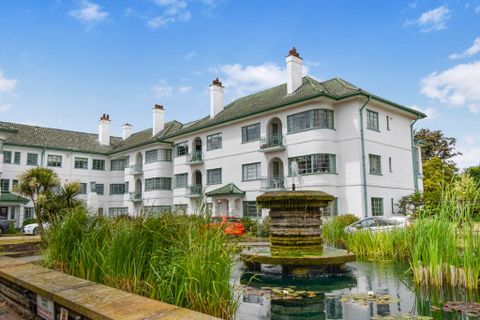 Pinner Court, Pinner HA5, 2 bed flat for sale, £380,000 - Zoopla