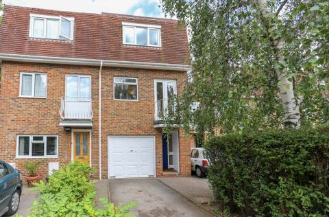 Blossom Close, London W5