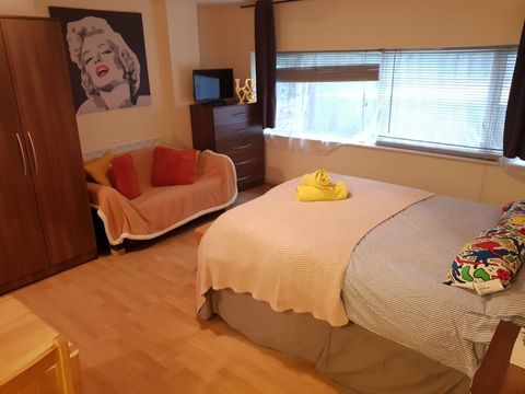 Chatsworth Road, London NW2, Studio to rent