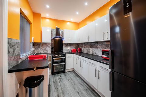 Apartment in Salford - More