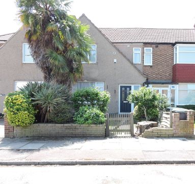 Swan Way, Enfield EN3 – pohled 2