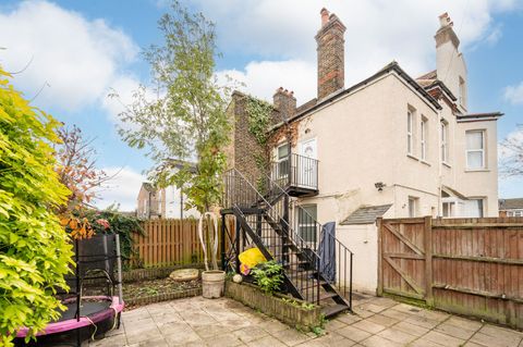Estreham Road, Streatham Common, London SW16