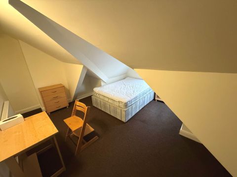 Basingstoke Road, Reading, Berkshire RG2 - More