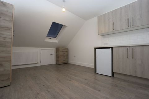 Ballards Lane, London N3, Property to rent