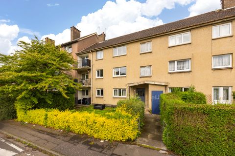 Apartment in Edinburgh, Clermiston - View 2