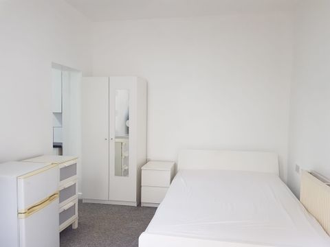 Newport Road, Cardiff CF24, Studio to rent