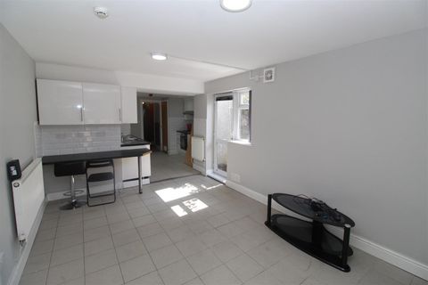 Apartment in Cardiff CF24, Cathays - View 2