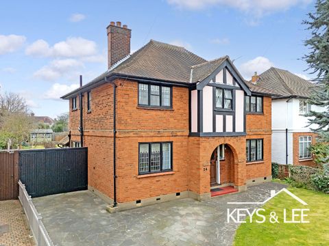 Oaklands Avenue, Romford RM1 - View 2