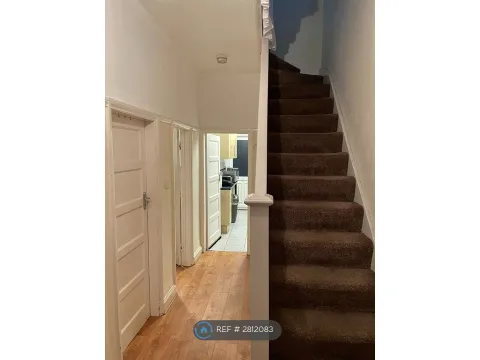 Apartment in Leicester, Knighton Fields - View 5