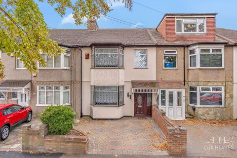 Strathmore Gardens, Hornchurch RM12