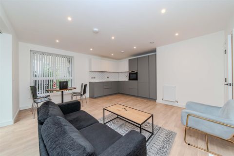 4 Greenleaf Walk, Southall, London UB1