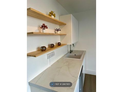 College Road, Reading RG6, Room to rent