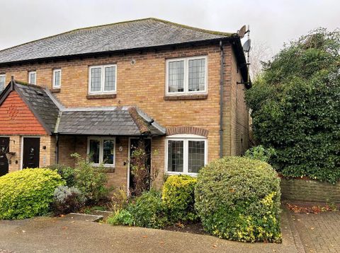Penns Court, Steyning, West Sussex BN44, bed flat for sale