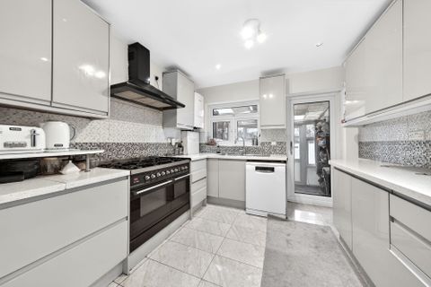 Harold Road, London E11 – další