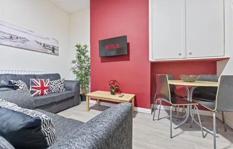 Apartment in Nottingham, Hyson Green - View 5