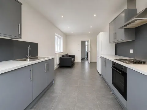 Apartment in Cardiff, Roath - View 5
