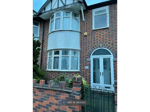 Apartment in Leicester, Knighton Fields - View 2