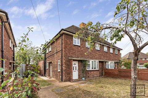 Farndale Avenue, Palmers Green, London N13