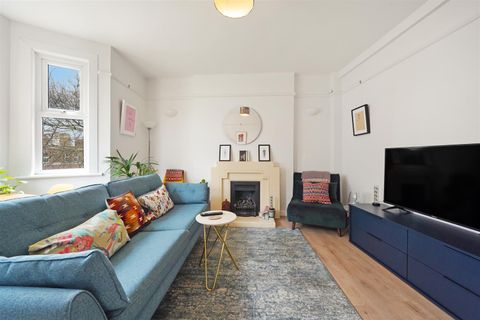 Apartment in London, London Borough of Tower Hamlets - View 2