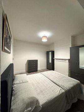 Avenue Road, London SW16, Room to rent