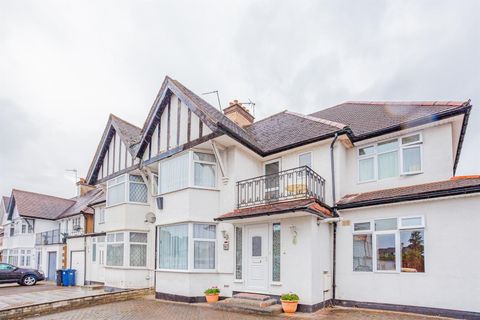 House in London, London Borough of Barnet - View 2