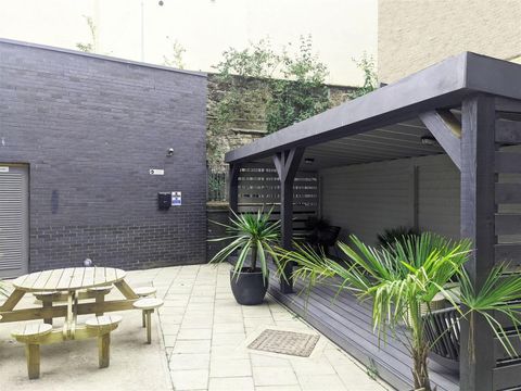 Calton Road, Edinburgh EH8, Studio to rent
