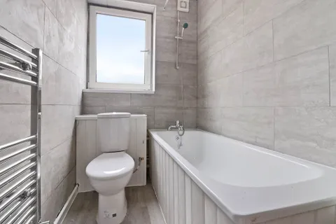 Apartment in London, London Borough of Newham - View 5