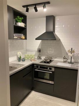Lady Lawson Street, Edinburgh EH3, Studio to rent
