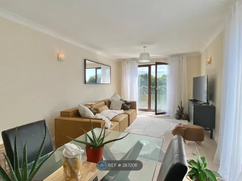 Apartment in Cardiff, Butetown - View 5