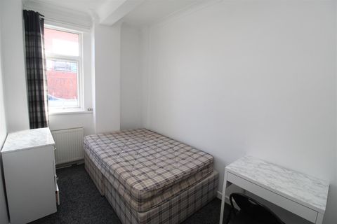 Apartment in Cardiff, Maindy, Cathays - View 2