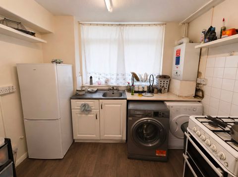 Grosvenor Rise East, Walthamstow E17 - More