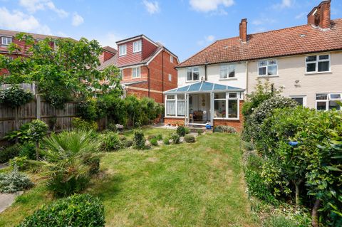 Central Road, Morden SM4