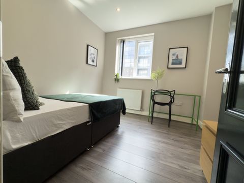 Pownall Square L3, Room to rent